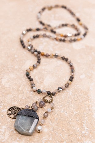 Bella Necklace, laboradite